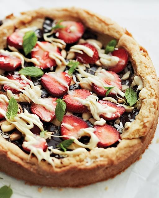 Chocolate-strawberry pizza
