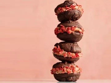 Chocolate strawberry whoopie pies [strawberry cashew cream]