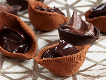 Chocolate-stuffed shells (Conchiglioni dolci al cacao)