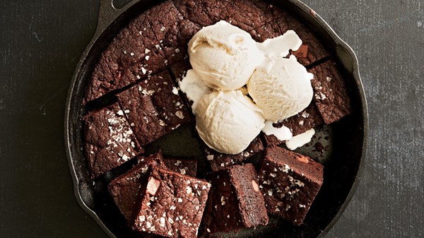 Chocolate-sugar skillet cookie
