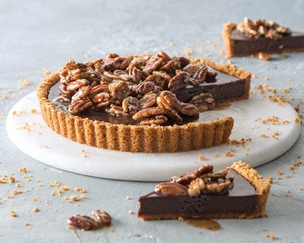 Chocolate tart with honey-glazed pecans