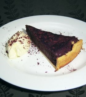 Chocolate tart with vanilla cream