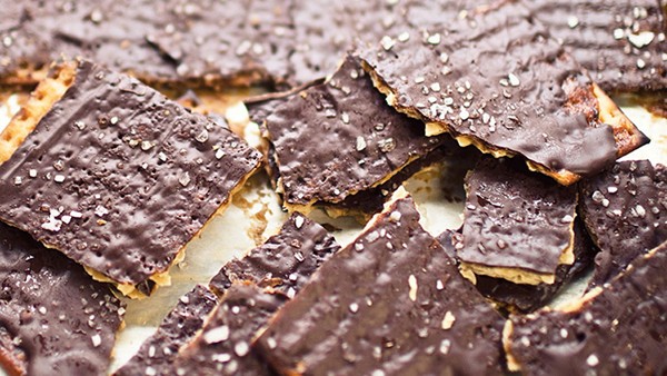 Chocolate toffee matzo crunch