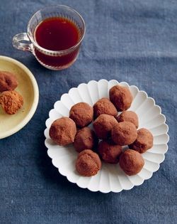 Chocolate tsampa truffles
