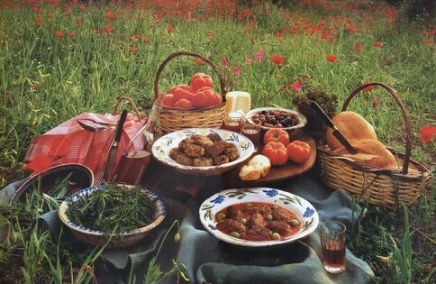 Chopped meat rolls in tomato sauce with green olives (Souzoukakia me elies)