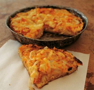 Chorizo and onion pizza (Pizza de chorizo y cebolla)