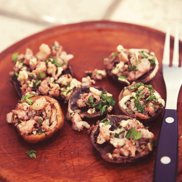Chorizo-stuffed mushrooms (Champiñones rellenos de chorizo)