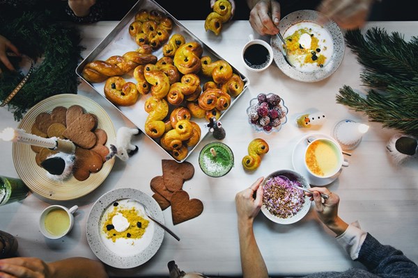 Christmas breakfast with Pom & Flora [Lucia saffron buns (Lussebullar); Xmas tree smoothie; lingonberry smoothie bowl; Pom's Christmas porridge; gingerbread truffles]