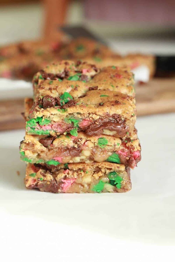 Christmas chocolate crunch blondies
