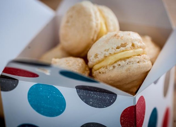 Christmas glitter macarons