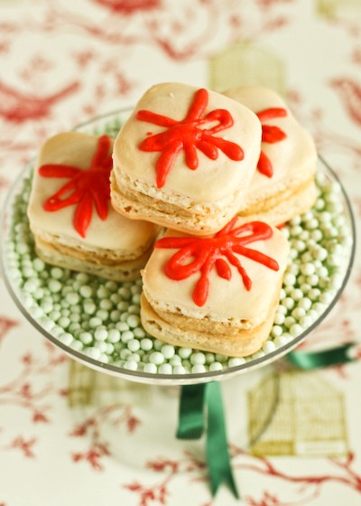 Christmas present box macarons