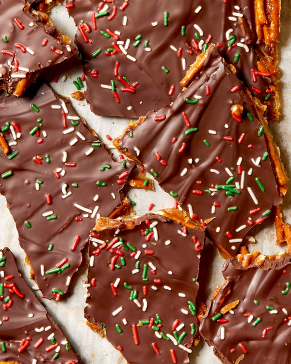 Christmas pretzel toffee