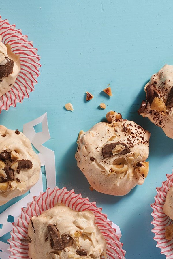 Chunky hazelnut meringues