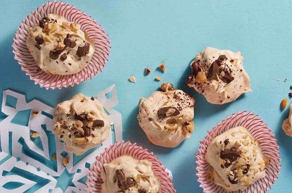 Chunky hazelnut meringues