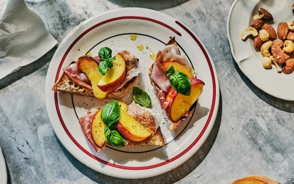 Cicchetti with Parma ham, peaches and basil