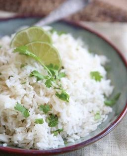 Cilantro lime rice (Arroz blanco con cilantro y limón)