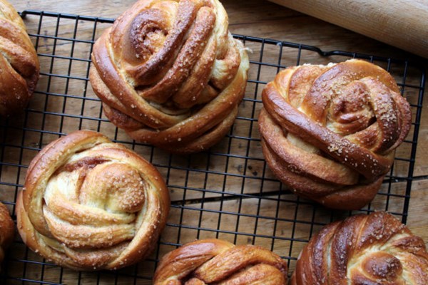 Cinnamon and cardamom knots