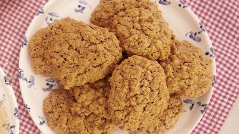 Cinnamon and maple oat cookies
