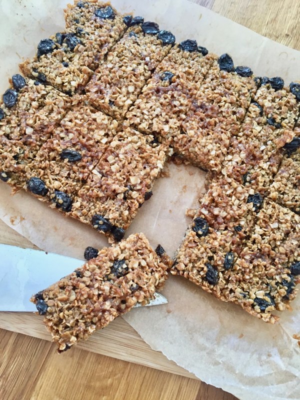 Cinnamon and raisin flapjacks