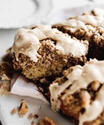 Cinnamon apple crumb cake