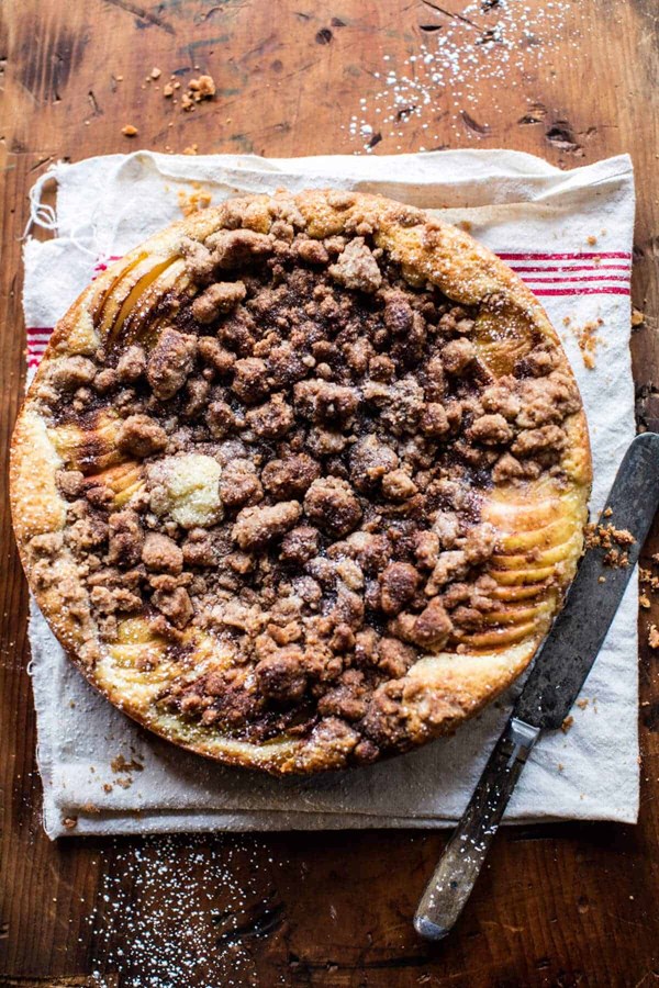 Cinnamon apple crumble cake