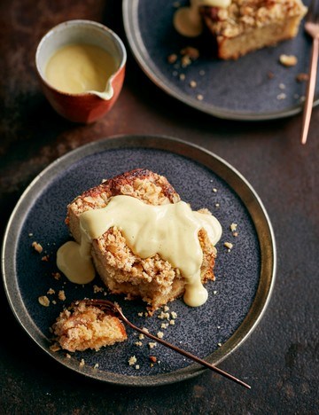 Cinnamon apple crumble sheet cake