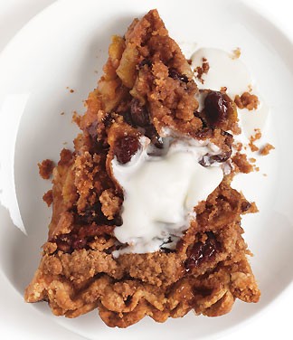 Cinnamon apple pie with raisins and crumb topping