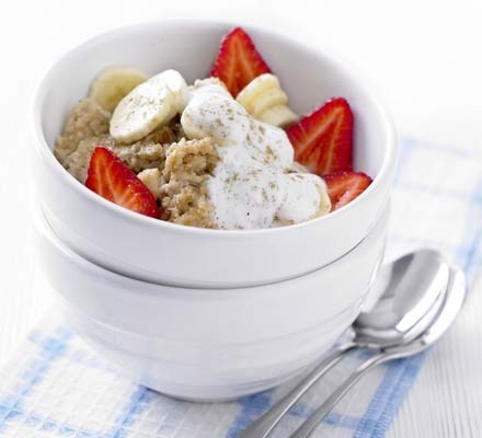 Cinnamon, banana & strawberry porridge