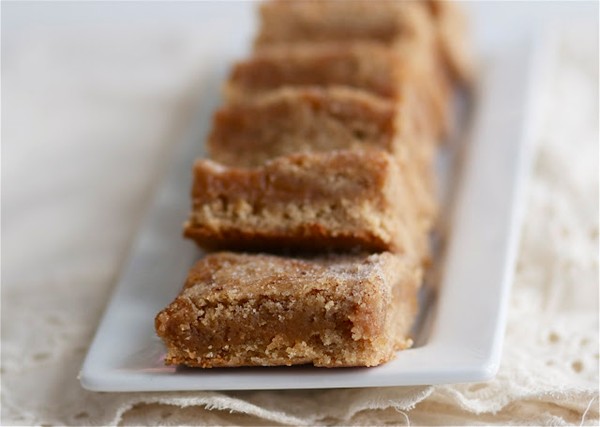 Cinnamon caramel blondies