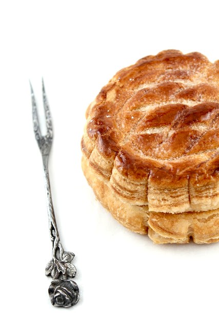 Cinnamon caramelized apple king's cake (Galette des roix aux pommes caramelizées)
