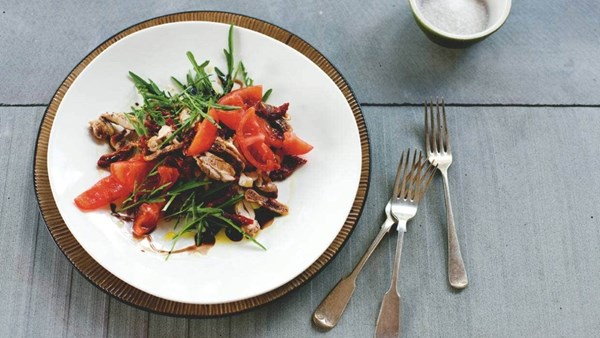 Cinnamon chicken with tomato and fig salad