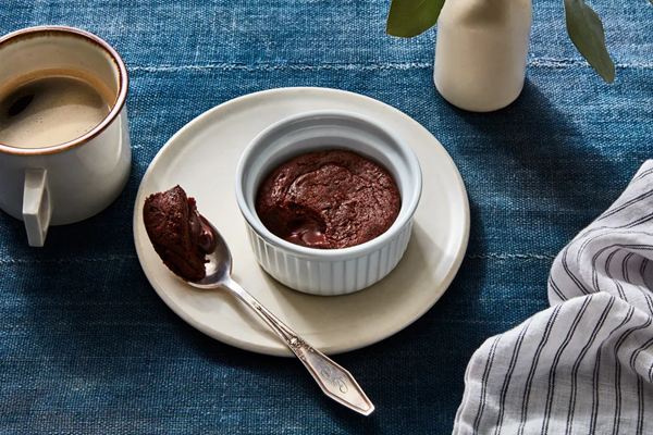 Cinnamon-chocolate molten cake