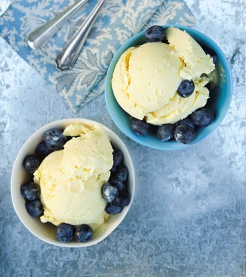 Cinnamon corn ice cream with blueberries
