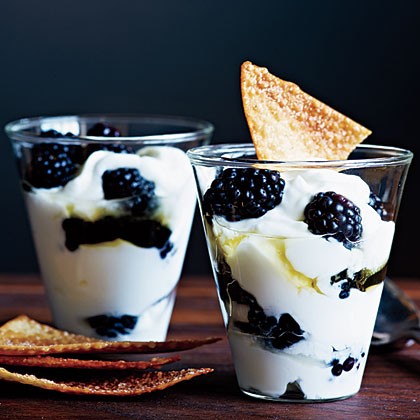 Cinnamon crisps with blackberries and yogurt