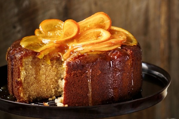 Cinnamon drizzle cake with candied orange