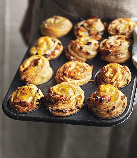 Cinnamon, fruit and almond cruffins