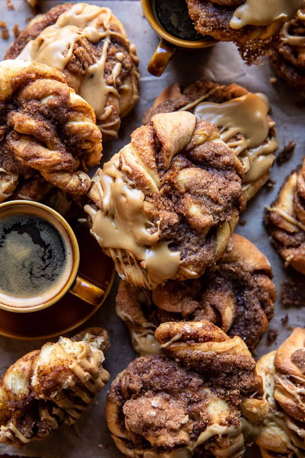 Cinnamon knots with coffee icing