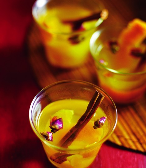 Cinnamon, orange, honey and rosebud tea