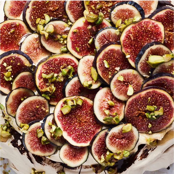 Cinnamon Pavlova, praline cream and fresh figs