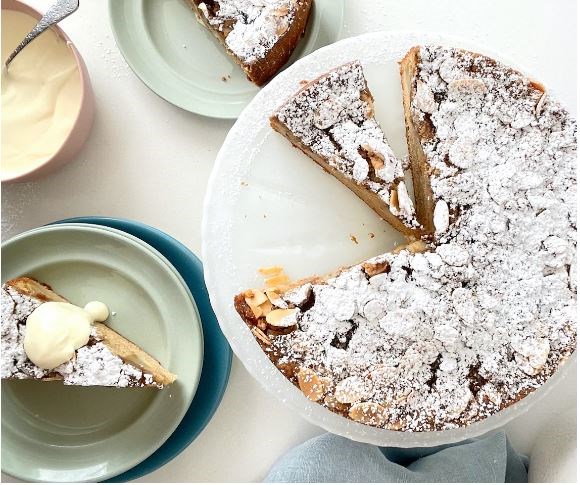 Cinnamon pear crumble cakes
