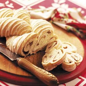 Cinnamon-pecan coffee cakes 