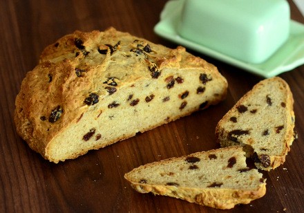 Cinnamon raisin Irish soda bread