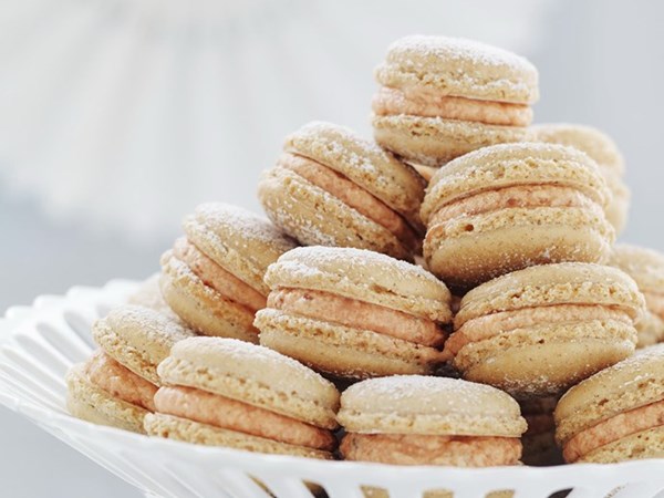 Cinnamon, raspberry & rose macarons