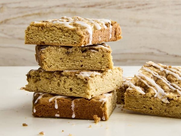 Cinnamon roll blondies