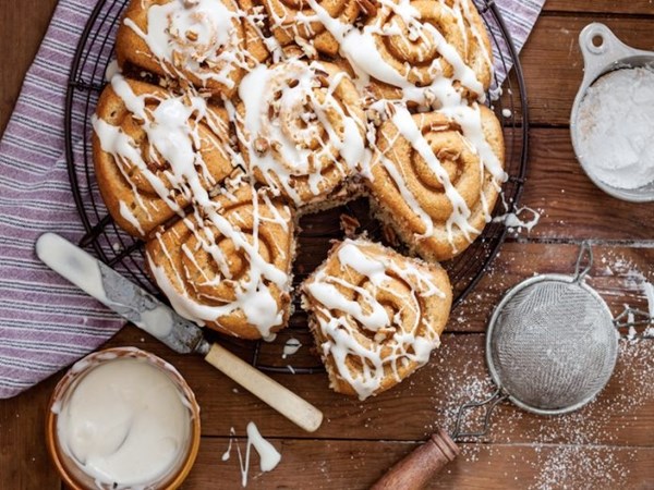 Cinnamon roll cake
