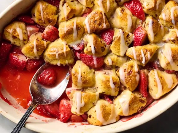 Cinnamon roll cobbler 