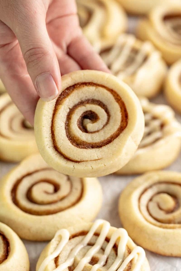 Cinnamon roll cookies