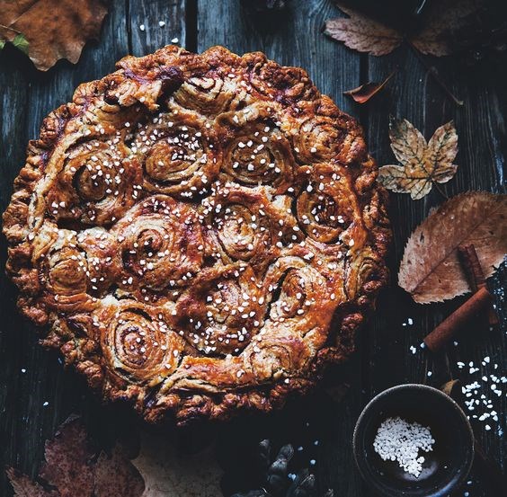 Cinnamon roll pie with apples