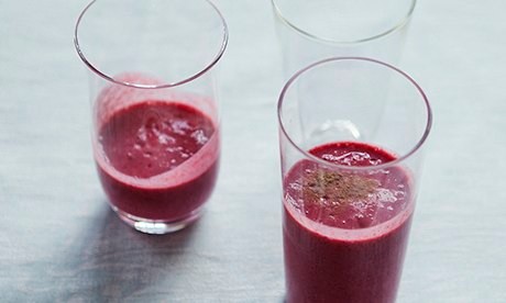 Cinnamon smoothie with blackberries and apples