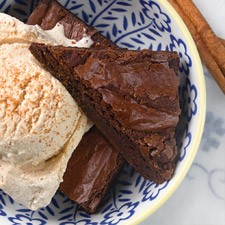 Cinnamon-spiced chocolate brownies